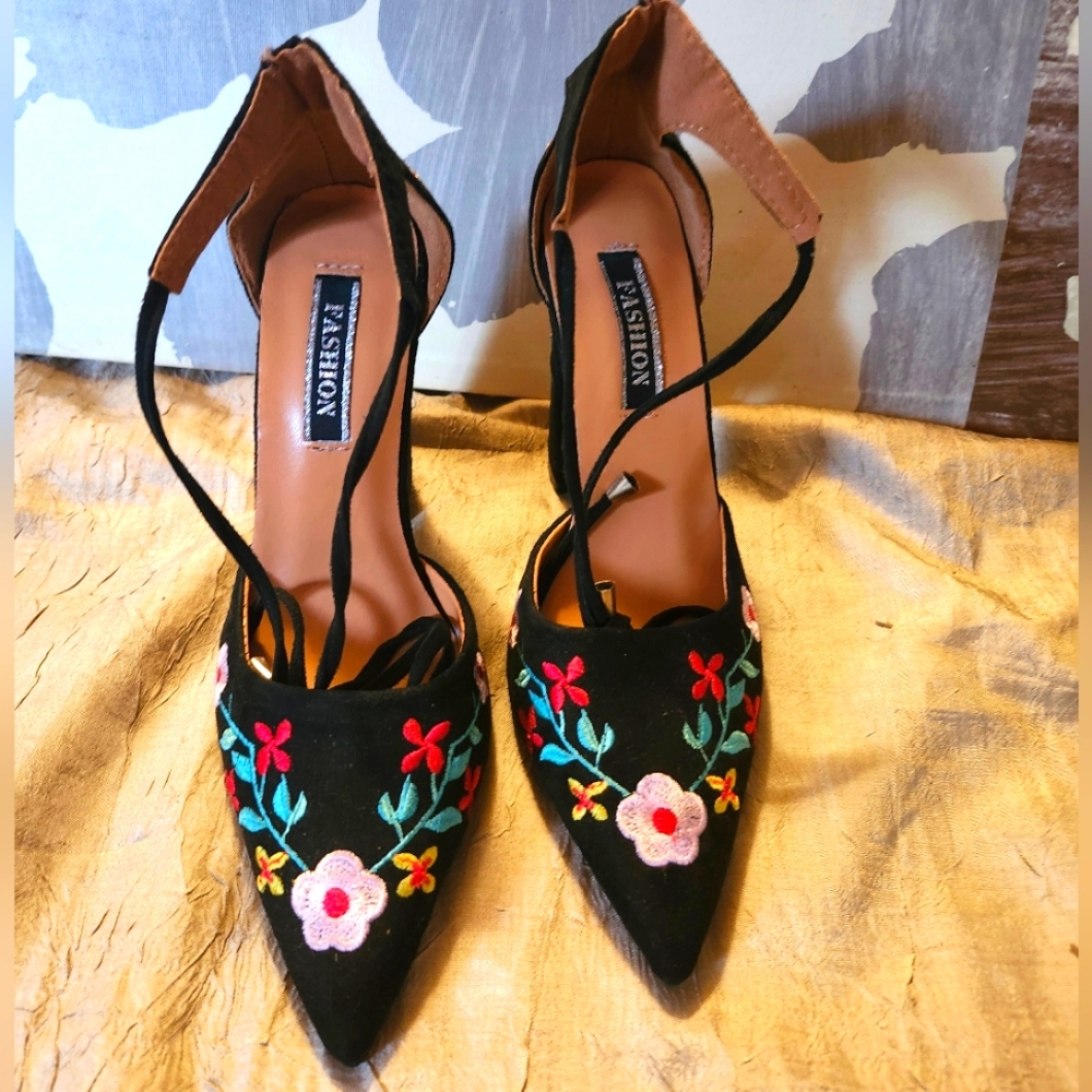 NWOT Fashion Flower Embroidered Chunk Heel